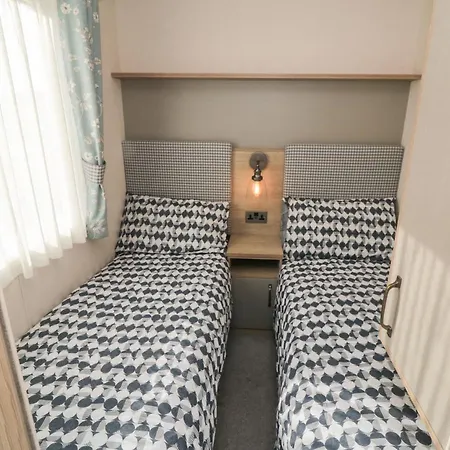 Pines 32 Отель Скарборо