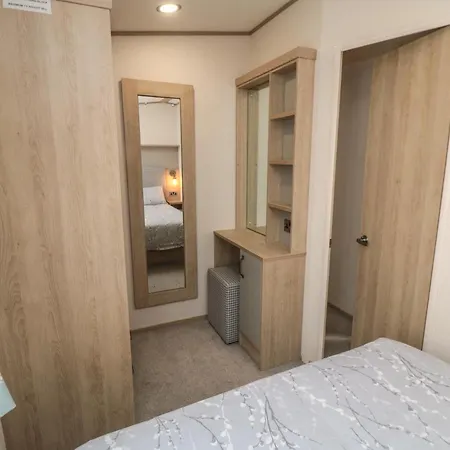 Отель Pines 32 4*